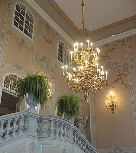 Bohato vyrezvan dreven pozlten luster je z konca 19. storoia.