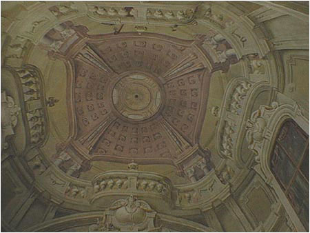 Freskov vzdobu stien a kupoly kaplnky vytvoril maliar Jozef von Pichler z Viedne pred rokom 1770.