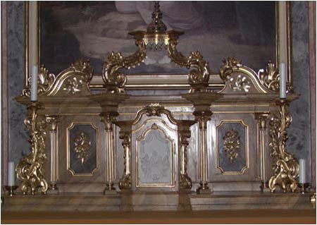 Dnen oltr z umelho mramoru vznikol a okolo roku 1780.