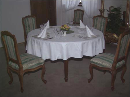 Jedlensk stl a stoliky s replikami nbytku z druhej polovice 18 storoia