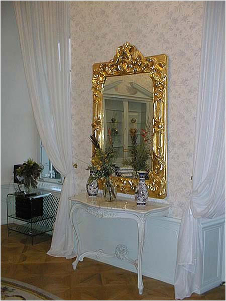 Zrkadlo na elnej stene je zarmovan v bohato vyrezvanom rme zo 17. storoia, ktor je momentlne najstarm kusom zariadenia palca.