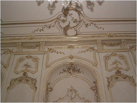 Steny sly s pokryt tukovou vrstvou imitujcou umel mramor s bohatmi pozltenmi ornamentami pravdepodobne poda nvrhu viedenskho architekta Mrie Terzie Nicolasa Pacassiho.