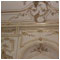 Steny sály sú pokryté štukovou vrstvou imitujúcou umelý mramor s bohatými pozlátenými ornamentami pravdepodobne podľa návrhu viedenského architekta Márie Terézie Nicolasa Pacassiho. [nové okno]