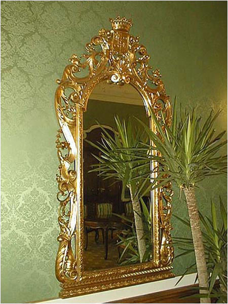 Zrkadlo v pozltenom rme je ozdoben znakom grfskej rodiny Erddyovcov. Pochdza z Hlohovca a pravdepodobne bolo vyroben na konci 19. storoia.