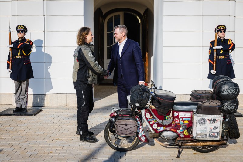S legendárnou motorkou na nádvorí paláca S legendárnou motorkou na nádvorí paláca