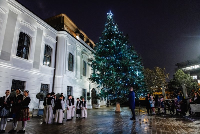Pred Prezidentským palácom už svieti vianočný stromček Pred Prezidentským palácom už svieti vianočný stromček