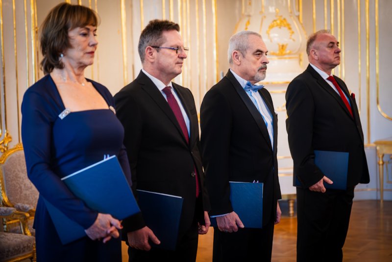 Noví slovenskí veľvyslanci si prevzali od prezidenta poverovacie listiny