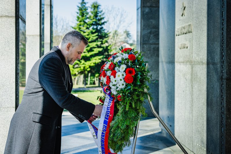 Prezident SR: Prejavme úctu a vďaku všetkým, ktorí sa pričinili o návrat slobody do našej vlasti Prezident SR: Prejavme úctu a vďaku všetkým, ktorí sa pričinili o návrat slobody do našej vlasti
