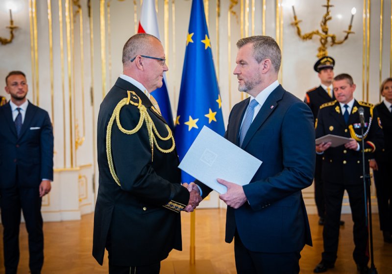 Prezident SR vymenoval troch nových generálov Prezident SR vymenoval troch nových generálov