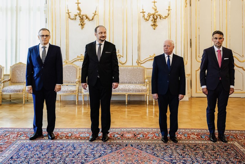 Prezident SR odovzdal poverovacie listiny štyrom novým slovenským veľvyslancom Prezident SR odovzdal poverovacie listiny štyrom novým slovenským veľvyslancom