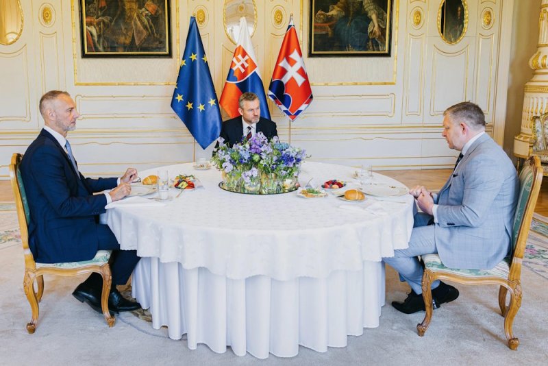 Prezident SR Peter Pellegrini zvolal pracovné stretnutie troch najvyšších ústavných činiteľov Prezident SR Peter Pellegrini zvolal pracovné stretnutie troch najvyšších ústavných činiteľov