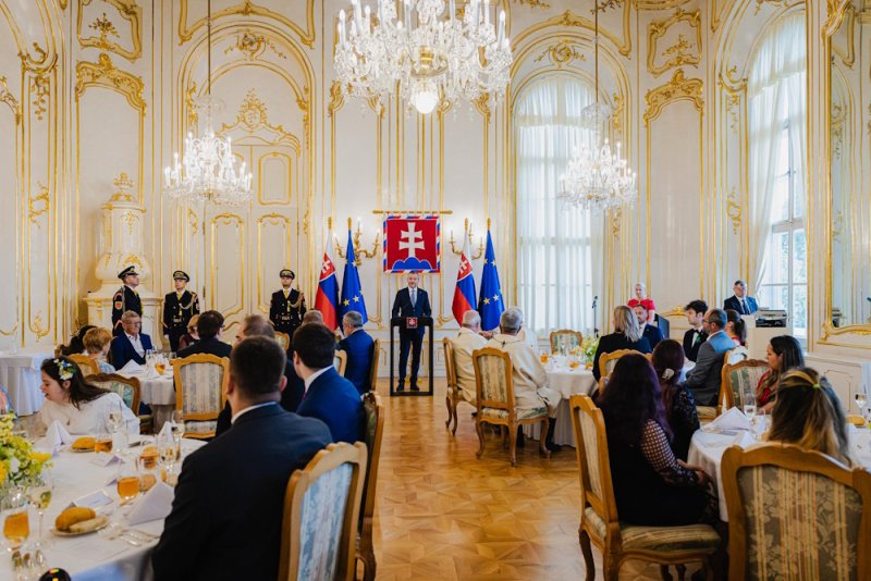 Prezident SR si pripomenul výročie inaugurácie obedom s hosťami z celej spoločnosti v duchu myšlienky „Sme jedno Slovensko“ Prezident SR si pripomenul výročie inaugurácie obedom s hosťami z celej spoločnosti v duchu myšlienky „Sme jedno Slovensko“