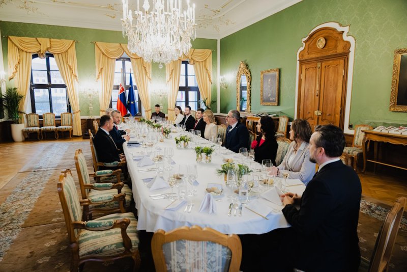 Prezidenta SR mrzí, že na pracovný obed neprišli všetci europoslanci za Progresívne Slovensko