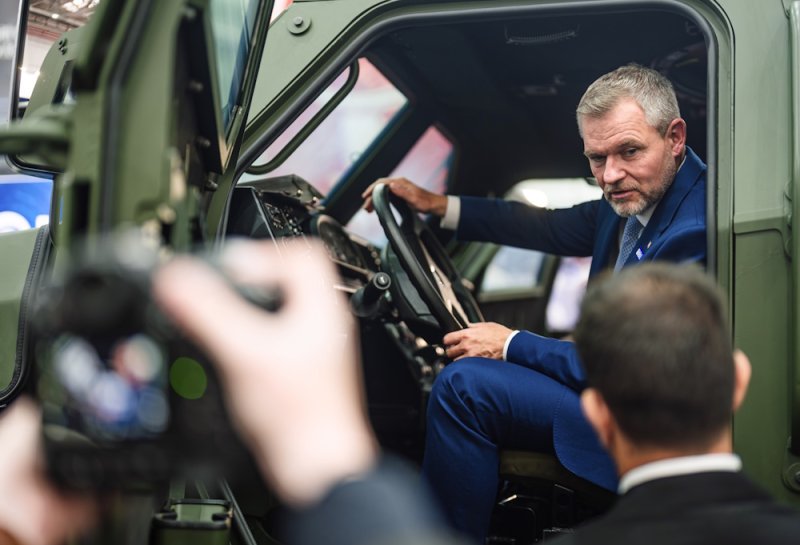 Prezident SR ocenil účasť Slovenska na vývoji obrneného automobilu pre rumunskú armádu