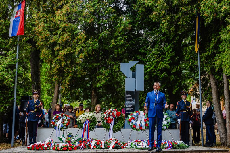 Prezident SR: Zlatno a Skýcov patria k miestam, ktoré boli svedkami tragédií druhej svetovej vojny aj hrdinstva nášho národa Prezident SR: Zlatno a Skýcov patria k miestam, ktoré boli svedkami tragédií druhej svetovej vojny aj hrdinstva nášho národa