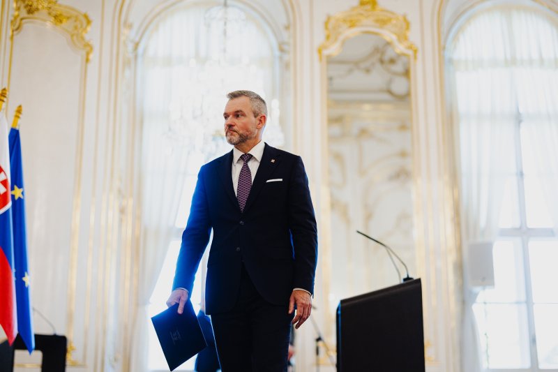 Prezident SR sa v súvislosti s návrhom na vymenovanie F. Kuffu za člena vlády obráti na Ústavný súd SR Prezident SR sa v súvislosti s návrhom na vymenovanie F. Kuffu za člena vlády obráti na Ústavný súd SR