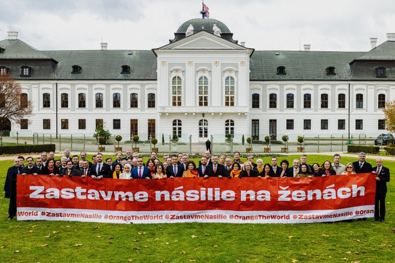 Prezident sa pripojil ku kampani proti násiliu na ženách