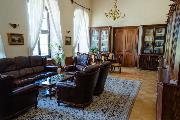 Hnedý salón