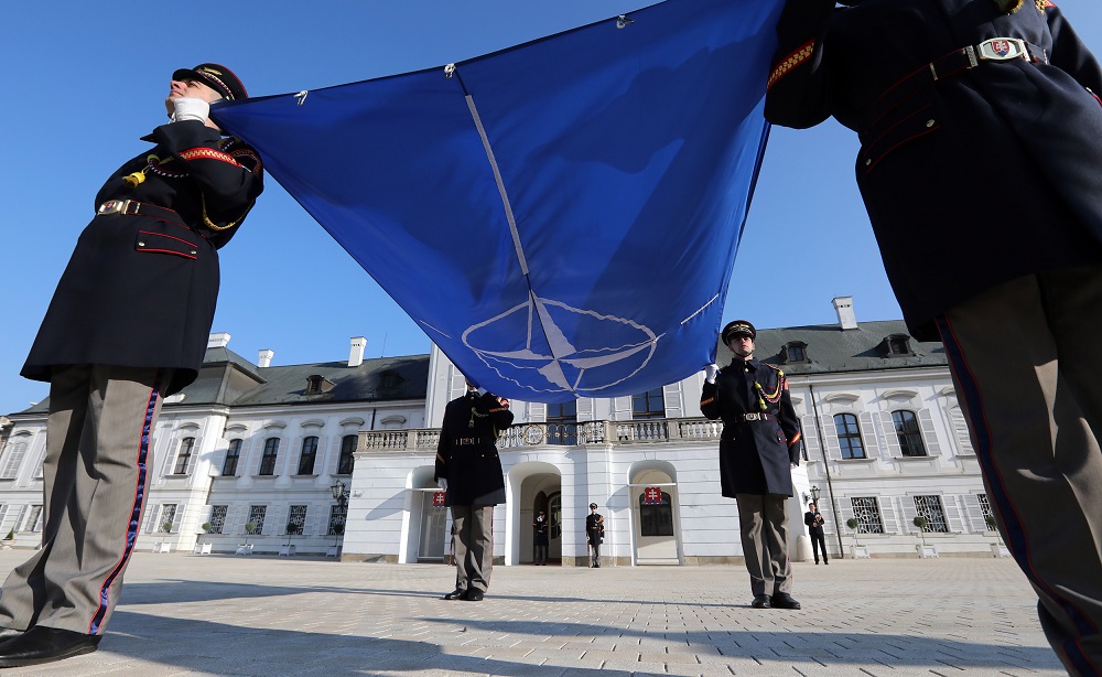 Pred Prezidentským palácom je vztýčená vlajka Severoatlantickej aliancie