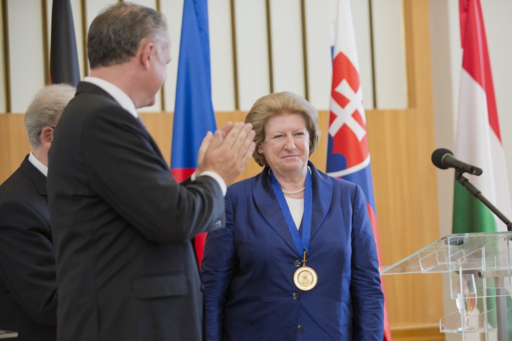 Prezident odovzdal Hanne Suchockej cenu sv. Vojtecha 