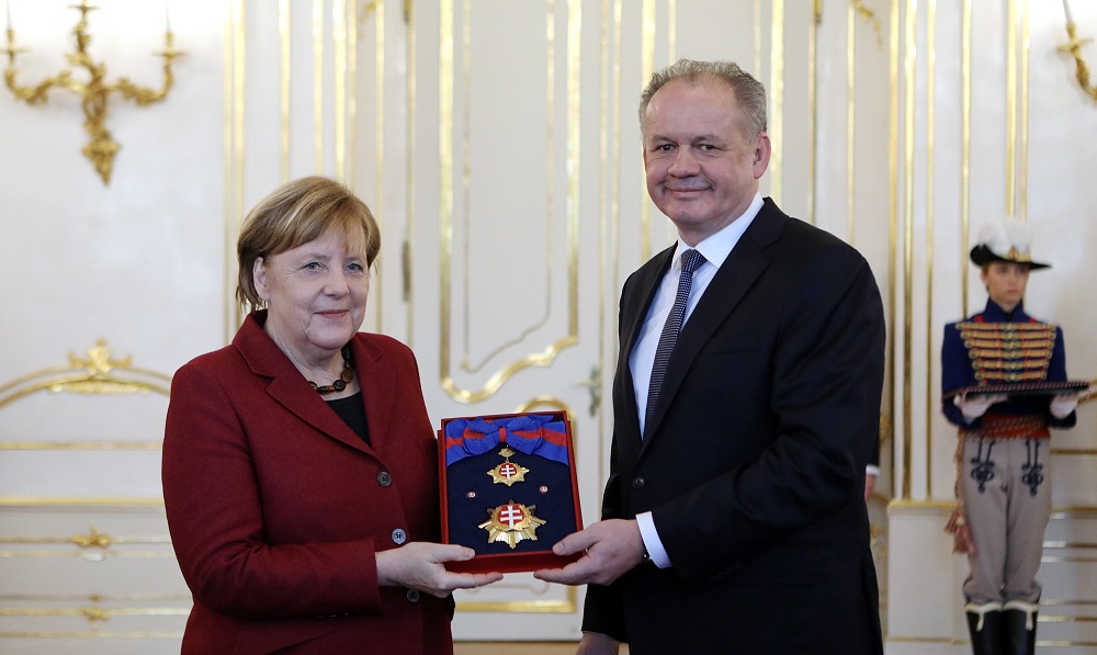 Prezident Kiska vyznamenal nemeckú kancelárku Merkelovú