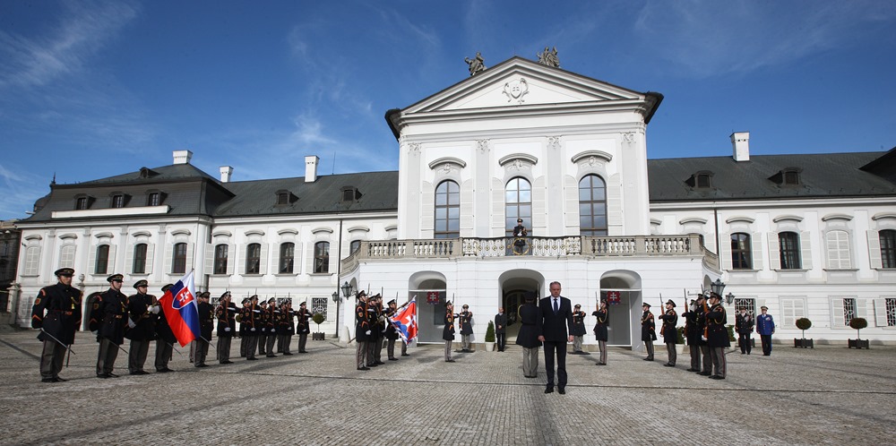 Prezident si minútou ticha uctil obete útokov v Paríži