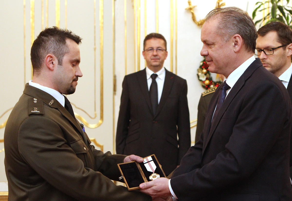 Prezident ocenil profesionálneho vojaka medailou Za statočnosť 