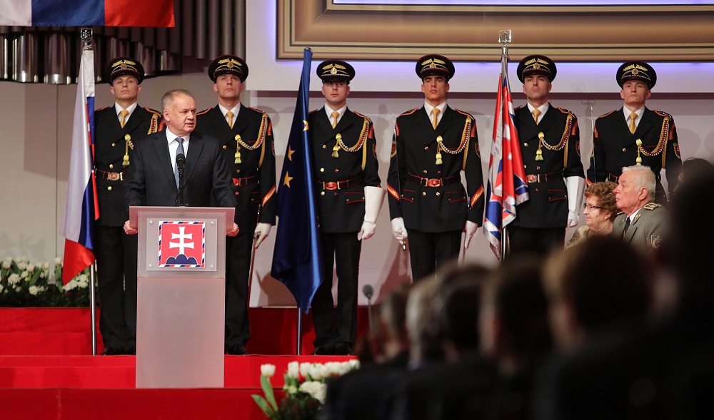 Prezident udelil štátne vyznamenania 15 ženám a 15 mužom