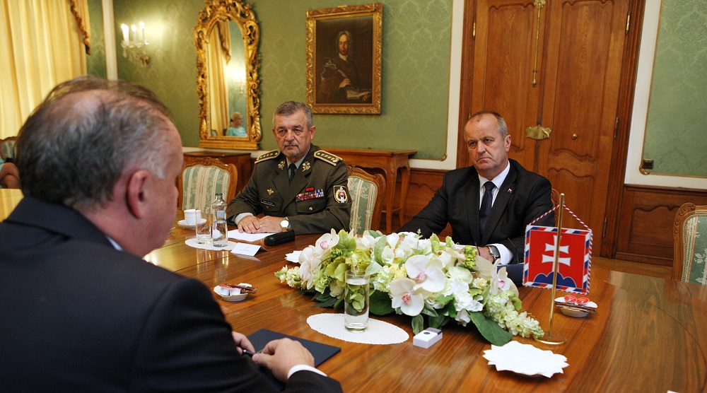 Prezident hovoril s ministrom obrany o zmiznutej munícii