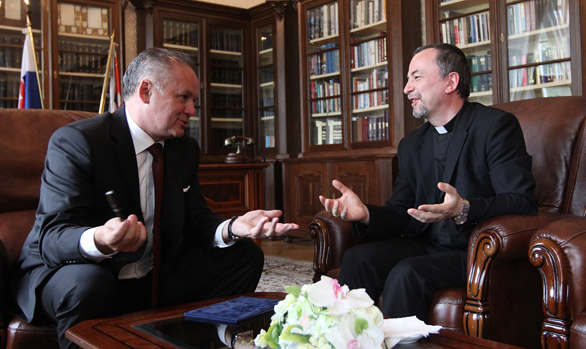 Prezident prijal arcibiskupa Cyrila Vasiľa k téme utečencov