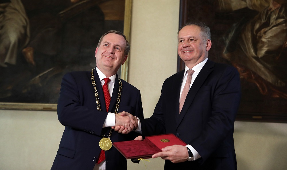 Prezidentovi Kiskovi v Prahe udelili zlatú medailu Karlovej univerzity
