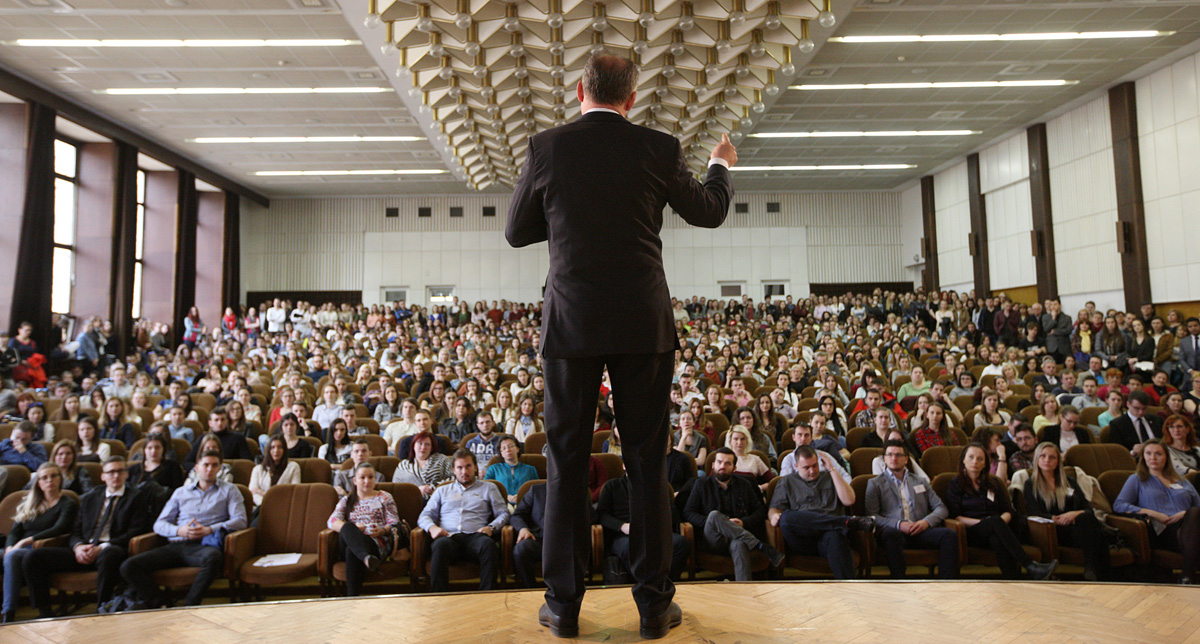 Prezident diskutoval v Nitre so študentmi aj o Mečiarových amnestiách