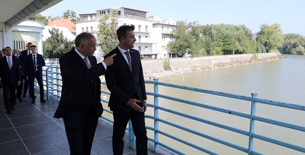 Prezident navštívil Piešťany, diskutoval so študentmi a osobnosťami