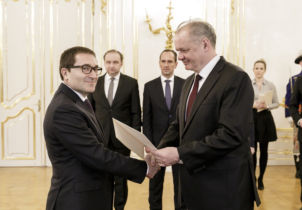 Prezident poveril troch nových slovenských veľvyslancov