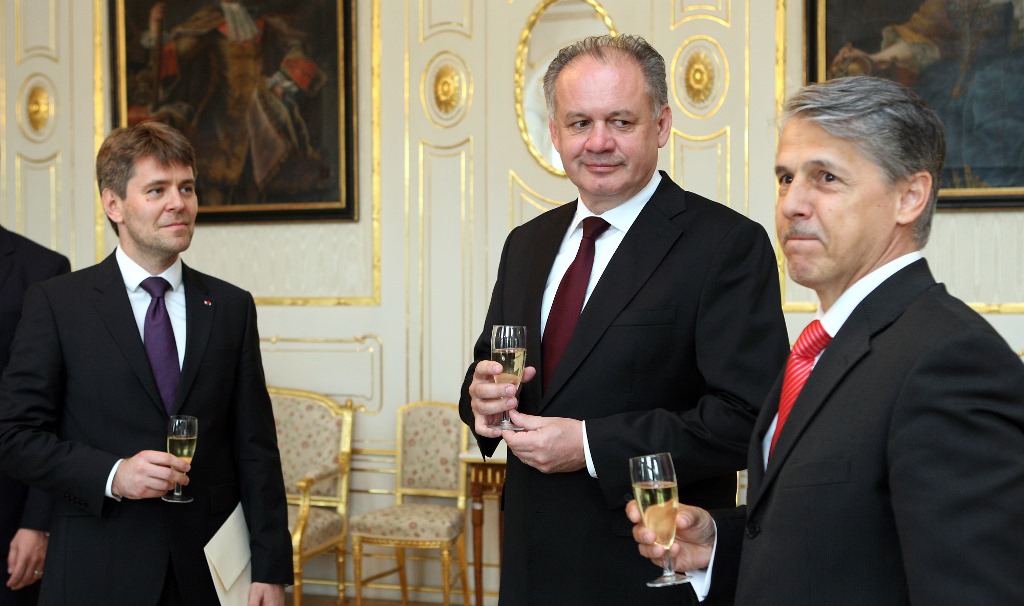 Prezident poveril Eštoka a Boháča za vedúcich diplomatických misií SR 