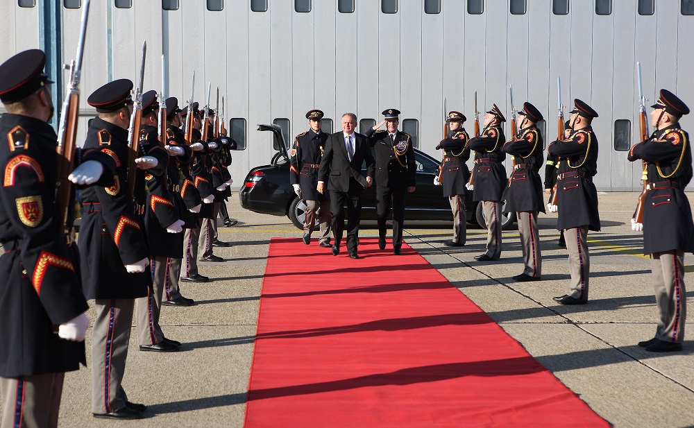 Prezident oficiálne navštívi Lotyšsko a slovenských vojakov