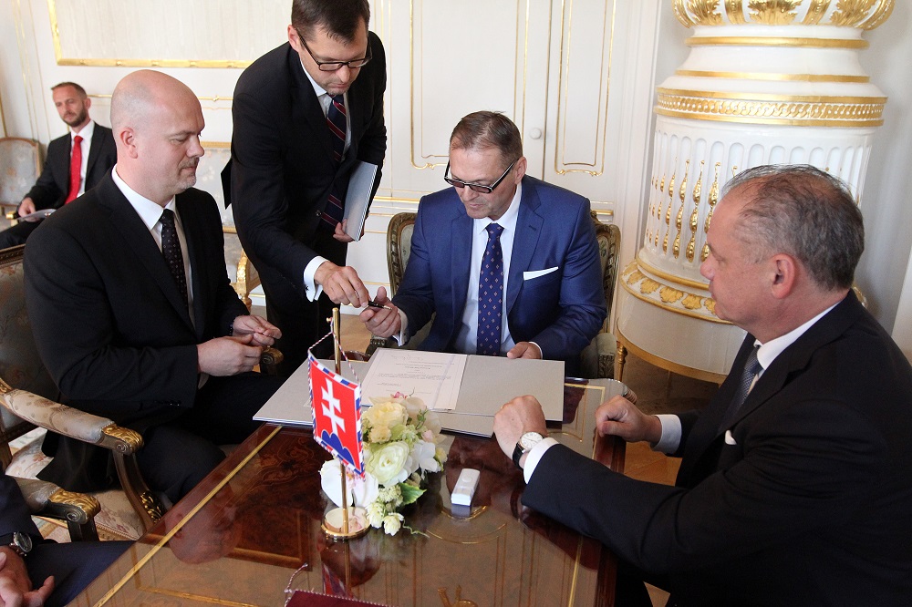 Prezident vymenoval na návrh vlády nového šéfa SIS Šafárika