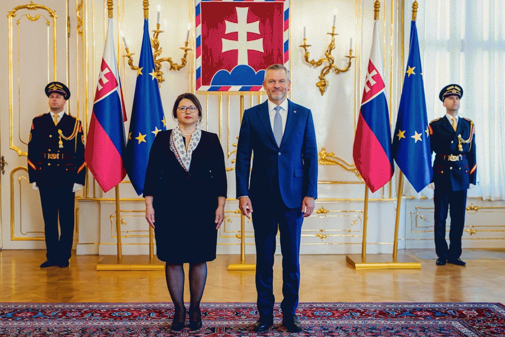 &Scaron;tyria nov&iacute; veľvyslanci odovzdali prezidentovi SR poverovacie listiny