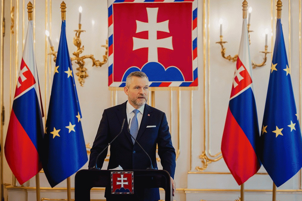 Prezident SR rozhodol, že riaditeľovi SIS bude kr&aacute;ten&aacute; mzda o 15 % na jeden mesiac