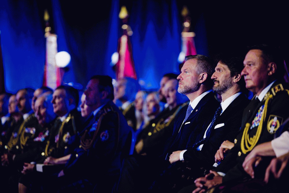 Prezident SR: Hrdinstvo sa nekonč&iacute; odchodom zo služby