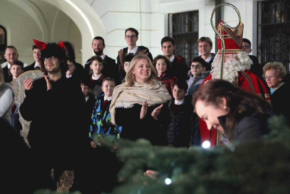 Prezidentka spolu s deťmi a Mikulášom rozsvietila vianočný stromček