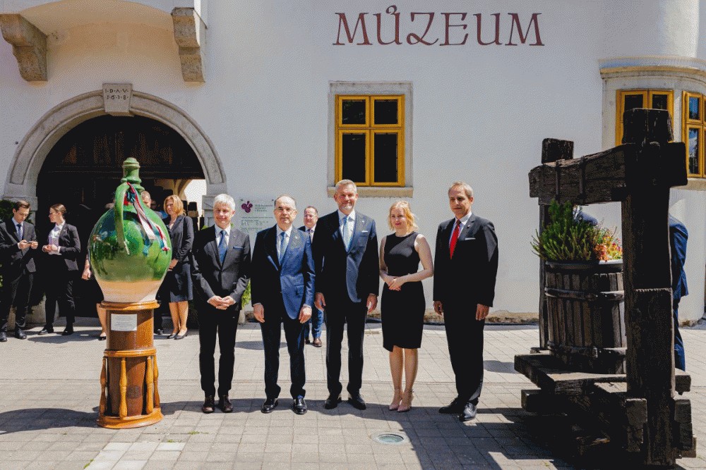 P. Pellegrini nav&scaron;t&iacute;vil s alb&aacute;nskym prezidentom vinohradn&iacute;cke mesto Pezinok