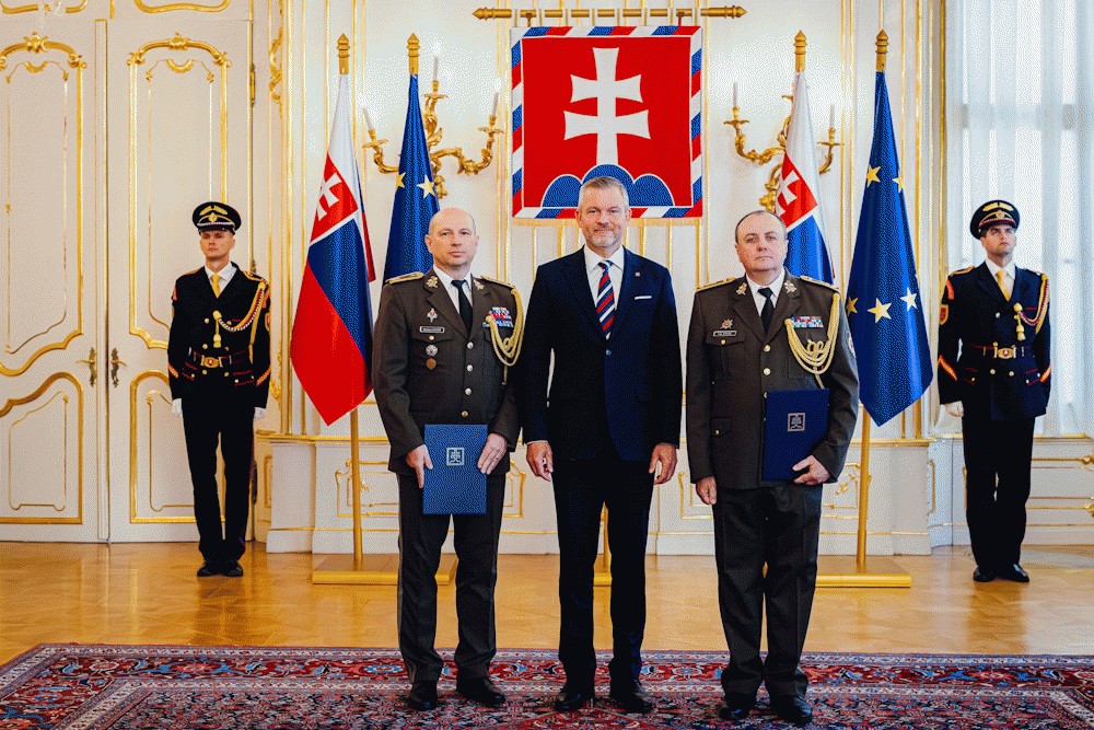 Prezident odch&aacute;dzaj&uacute;cim gener&aacute;lom: Služba vlasti sa nekonč&iacute; odchodom z akt&iacute;vnej služby