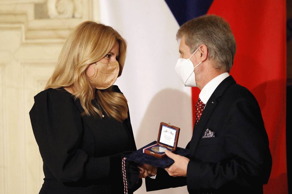 Prezidentka si prevzala Striebornú medailu predsedu českého Senátu