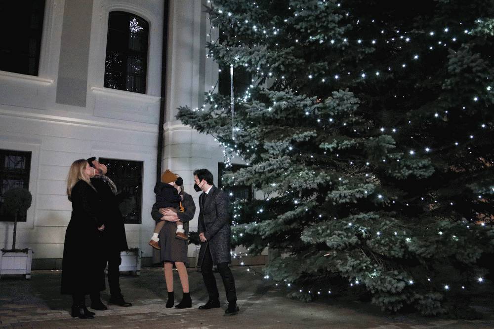 Prezidentka spolu s rodinou zdravotníkov rozsvietila vianočný stromček