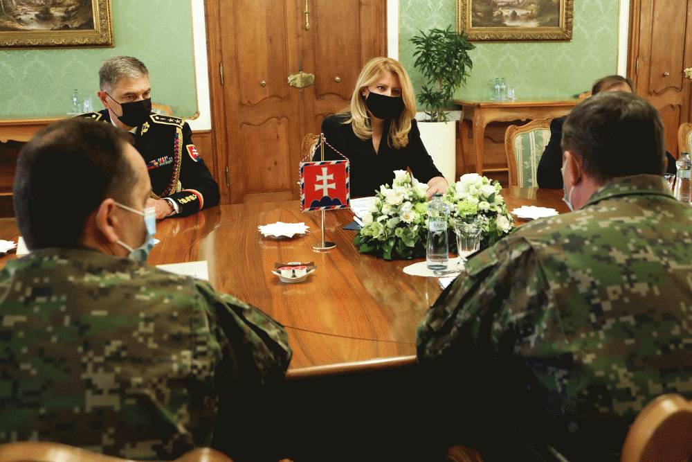 Prezidentka sa pred plošným testovaním stretla s velením armády 