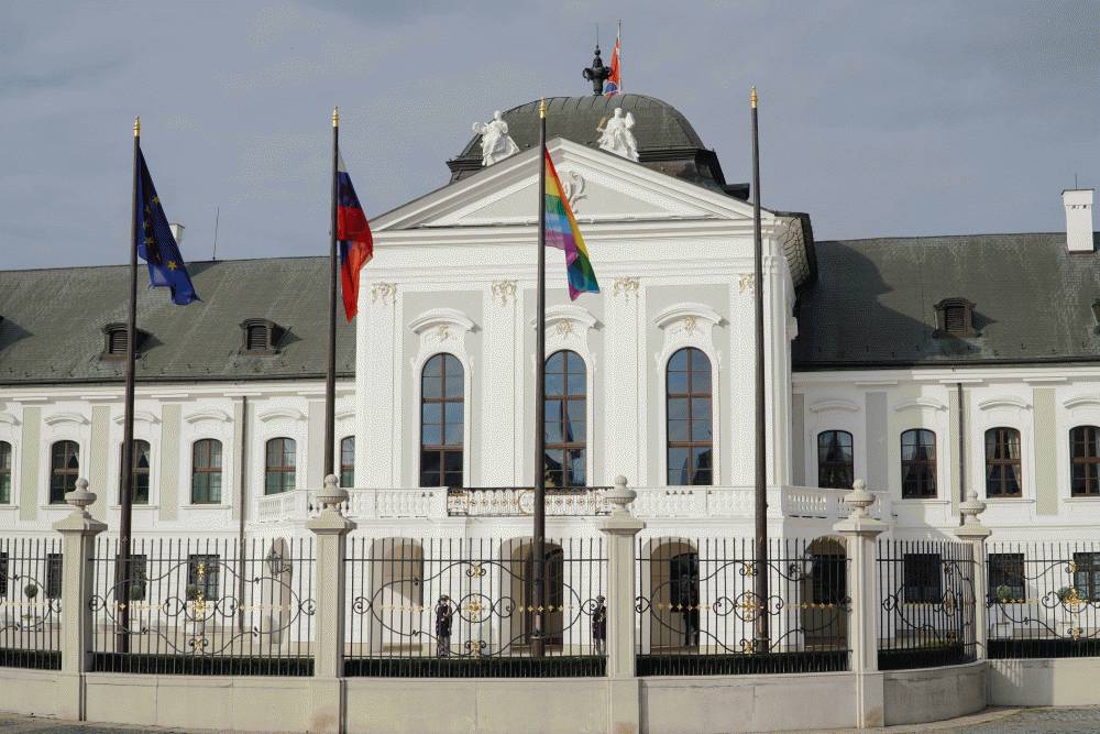 Pred Prezidentským palácom visí na znak solidarity s LGBTI dúhová vlajka 