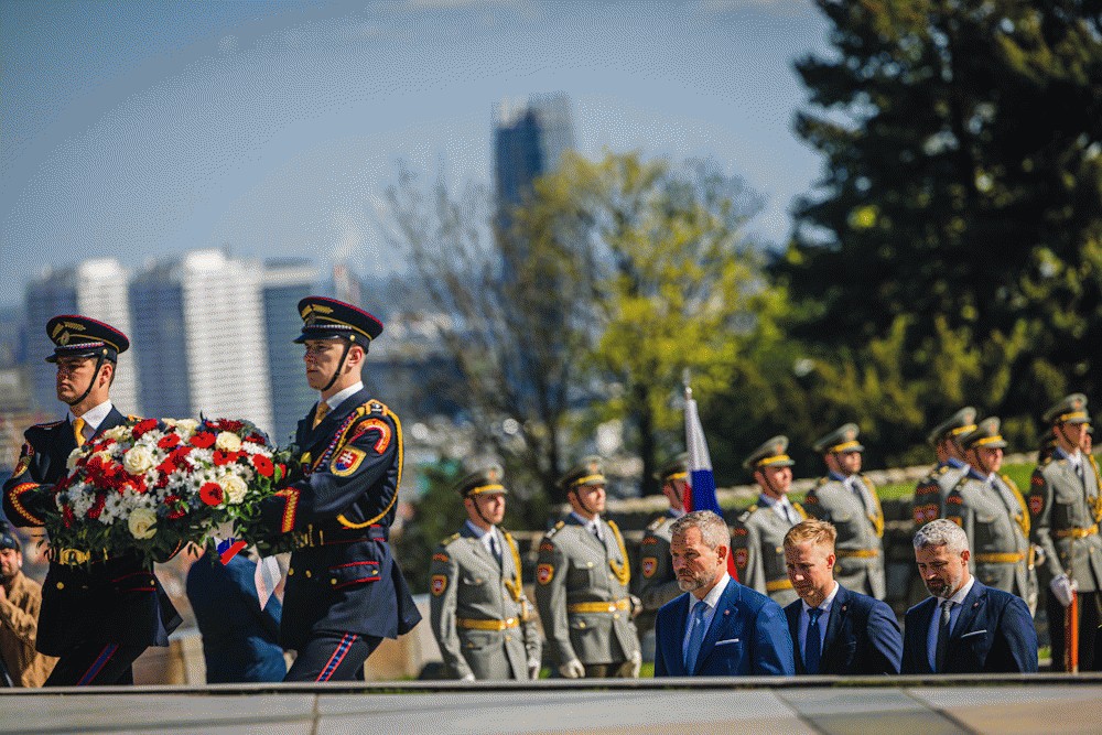 Prezident SR: Zav&auml;zujeme sa chr&aacute;niť slobodu a mier, za ktor&eacute; bojovali na&scaron;i osloboditelia