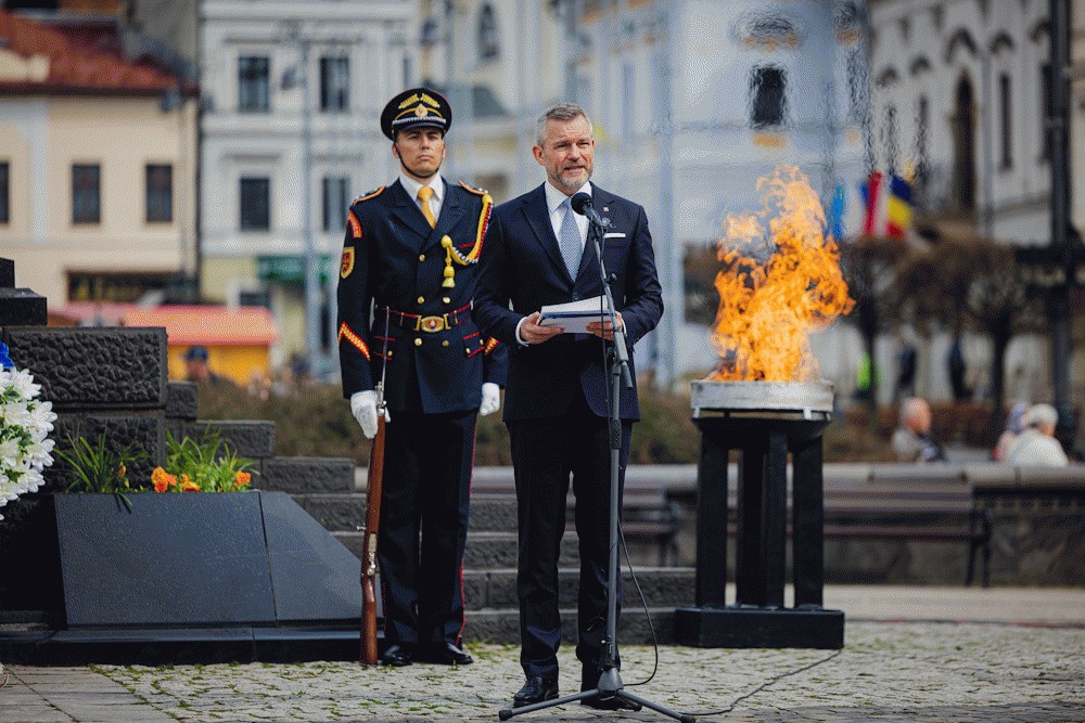 Prezident SR: Cena mieru sa mus&iacute; odovzd&aacute;vať ďal&scaron;&iacute;m gener&aacute;ci&aacute;m