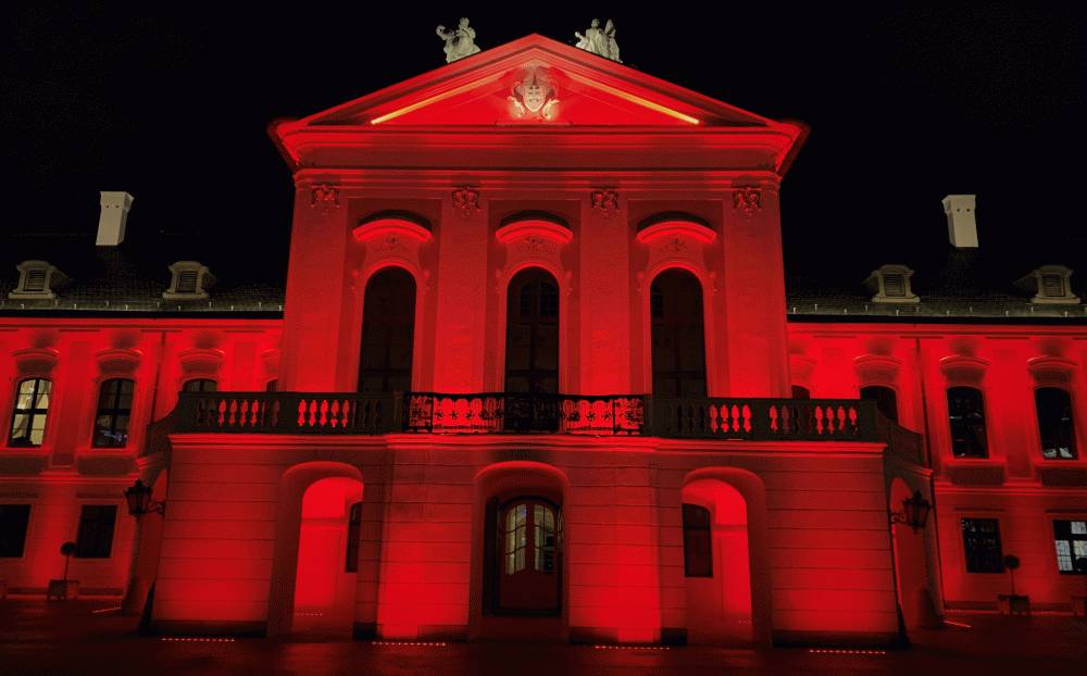 Prezidentský palác sa rozsvietil načerveno na podporu boja proti AIDS